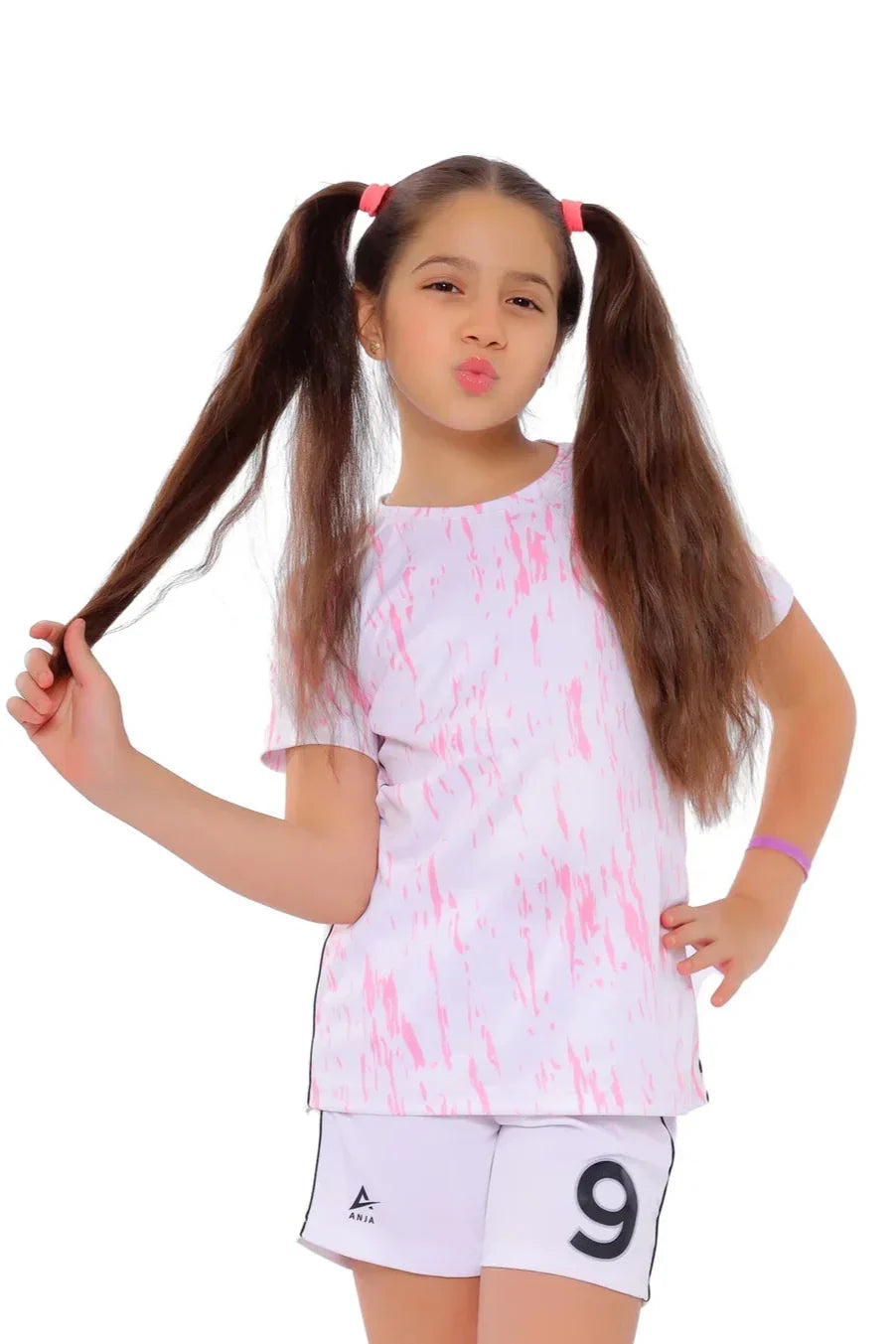 طقم رياضي للبنات باللونين الأبيض والوردي - طقم تي شيرت وشورت رياضي